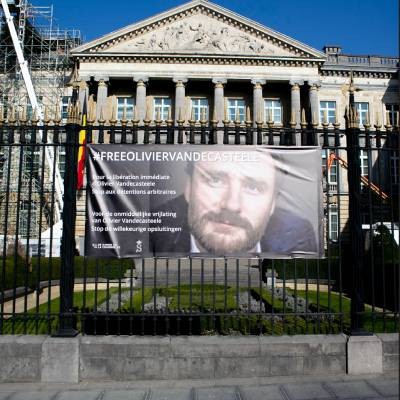 Bannière #FreeOlivierVandecasteele au Palais de la Nation